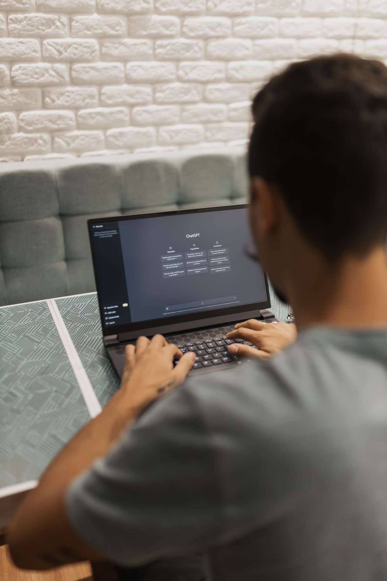 Entrepreneur utilisant un assistant IA pour créer son site web en 2026